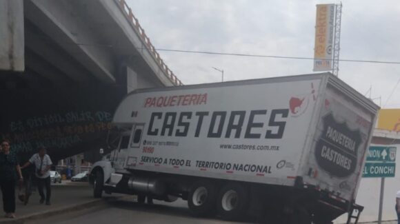 ¡De no creerse! Otro camión de Castores cae a cuneta en el libramiento Colosio de Mazatlán, Sinaloa, este domingo 08 de marzo