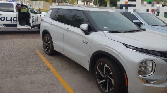 Se roban camioneta Mitsubishi en Mazatlán, Sinaloa, aparece en banco de La Marina, la recuperan tras denuncia ciudadana