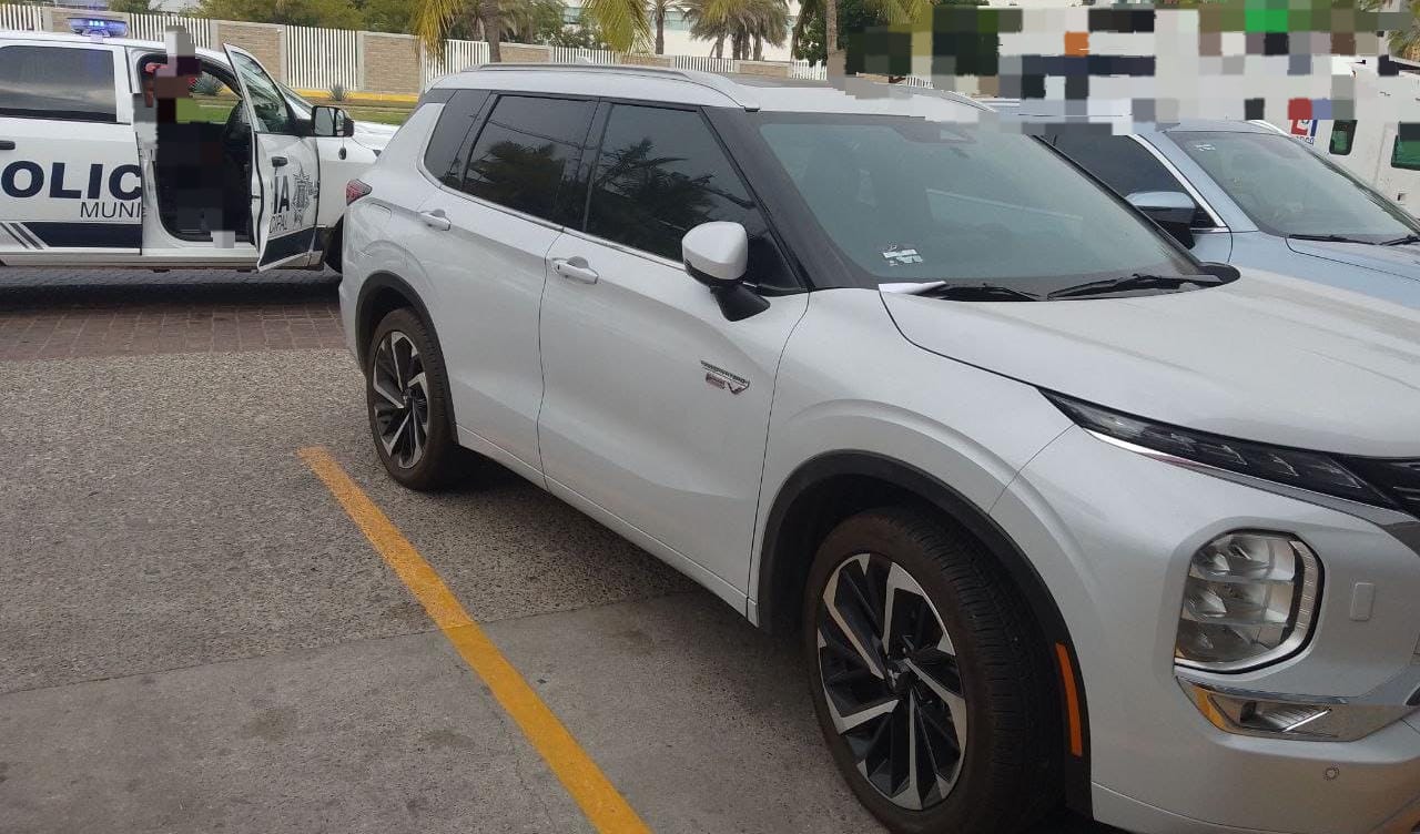 camioneta blanca, línea Mitsubishi