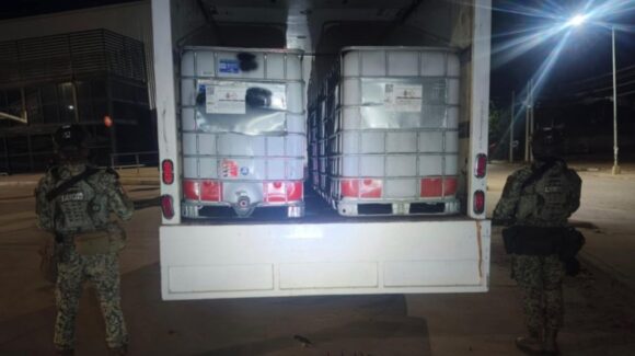 ¡Estaba cargada de bidones, ponchallantas y cartuchos! Encuentran camioneta sospechosa en Mazatlán, Sinaloa