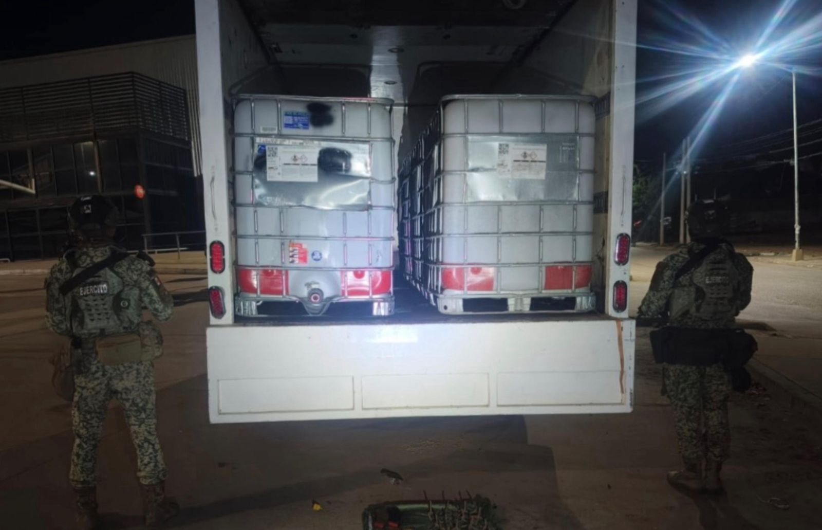 camioneta cargada con bidones asegurada en mazatlan