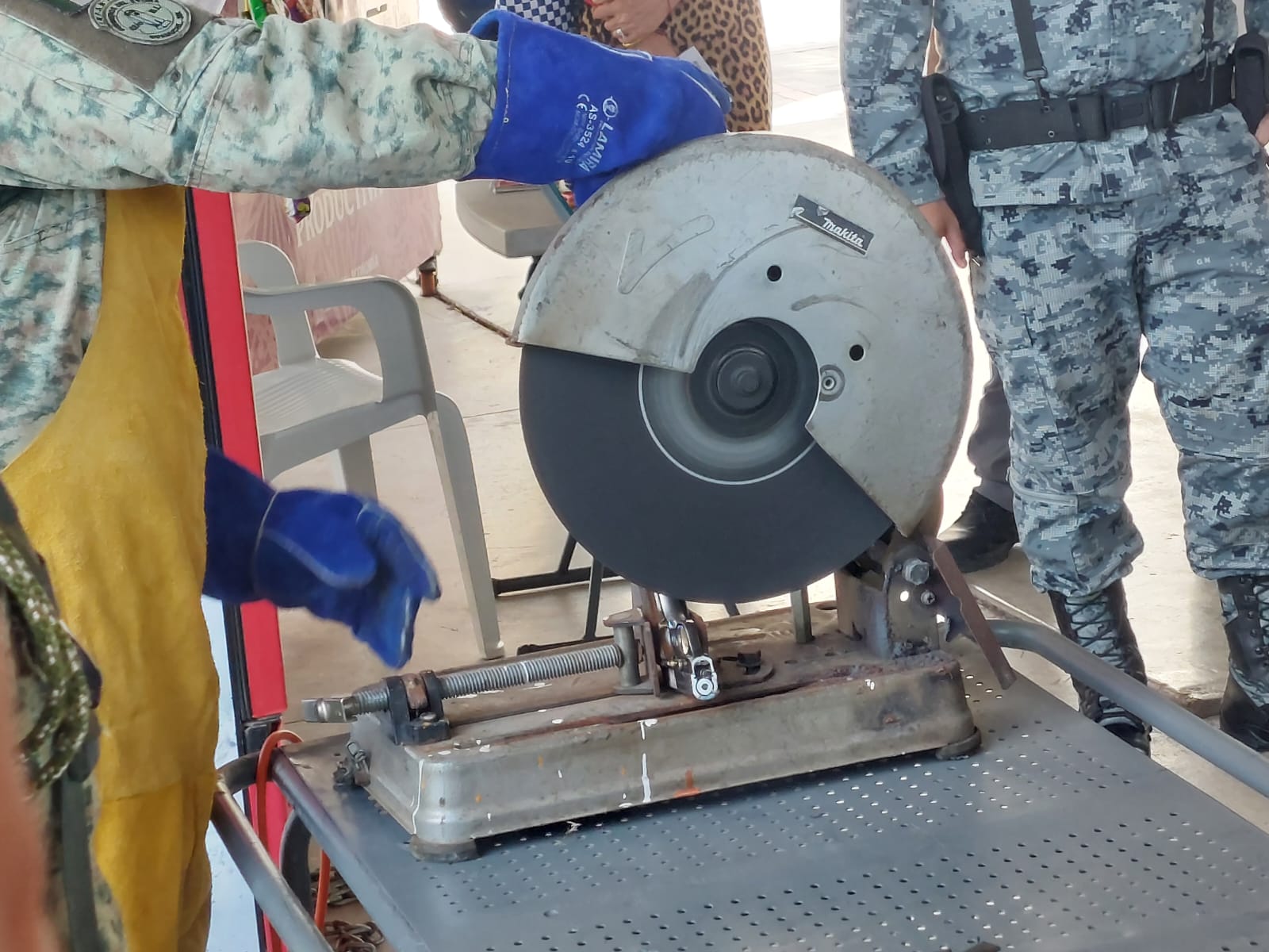 Militar destruye armas