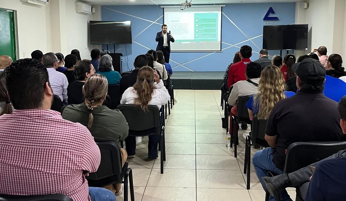 Capacitación a comerciantes de Canaco Salvador Alvarado sobre ventas en línea