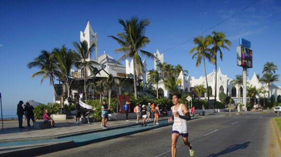 ¡Atentos en Mazatlán, Sinaloa! Este sábado 7 de marzo, habrá cierres parciales en la zona turística debido a la Carrera pedestre 21K