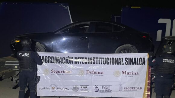 Auto con placas irregulares resulta robado; lo recupera Grupo Interinstitucional en Villa Unión, Mazatlán, Sinaloa