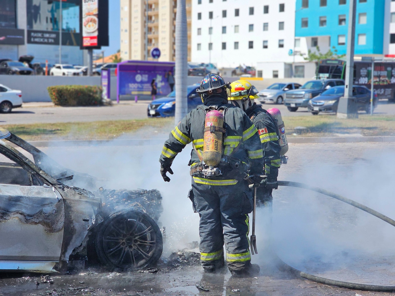 Arde auto en la Sábalo- Cerritos de Mazatlán