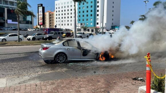 Arde auto en la Sábalo- Cerritos de Mazatlán, Sinaloa; cuerpos de emergencia se movilizan a la zona y logran controlar la situación