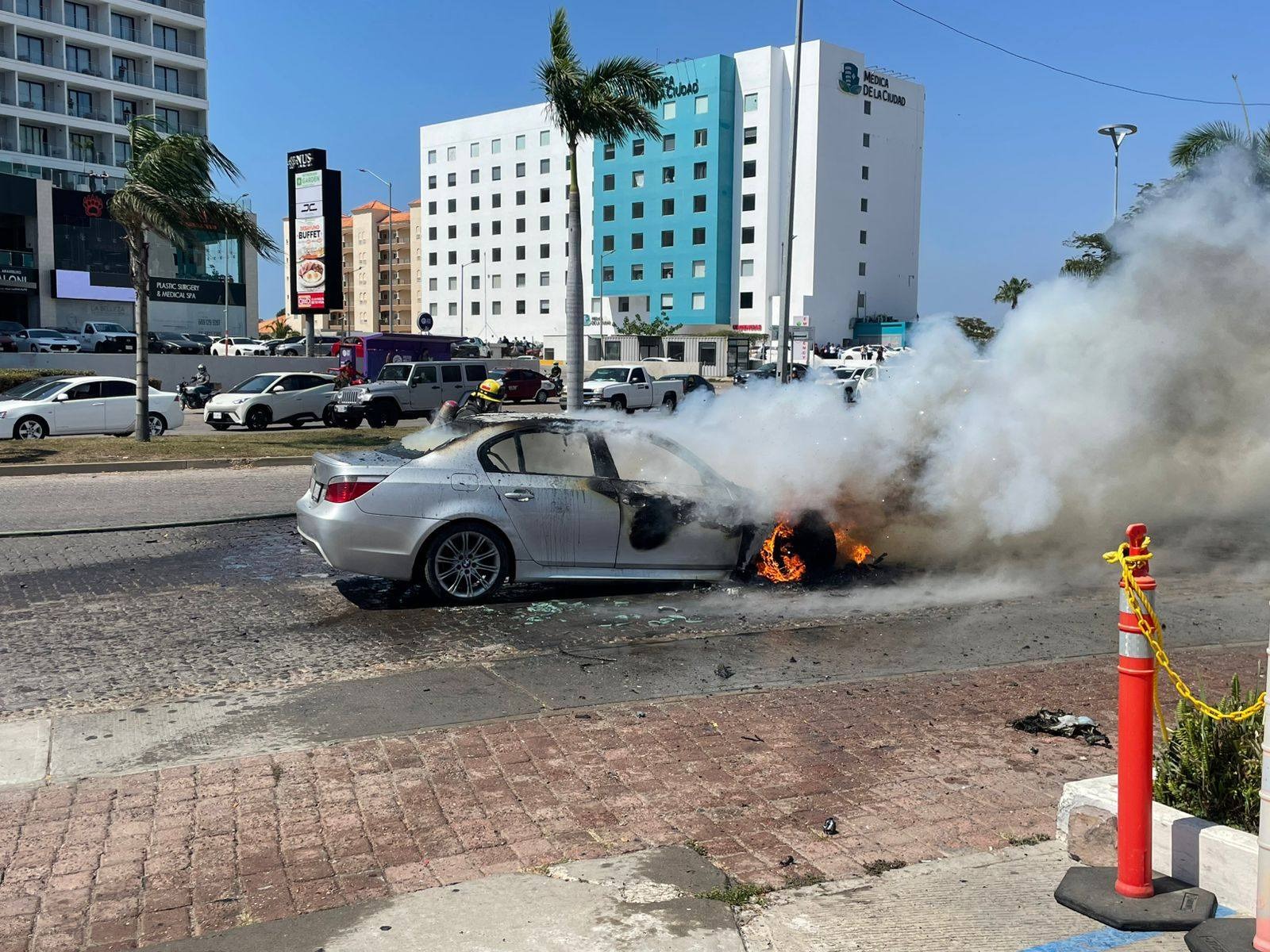 Arde auto en la Sábalo- Cerritos de Mazatlán