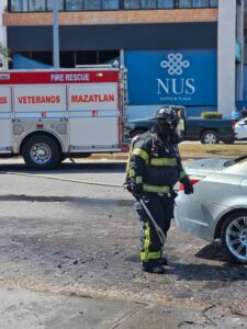 Arde auto en la Sábalo- Cerritos de Mazatlán