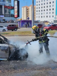 Arde auto en la Sábalo- Cerritos de Mazatlán