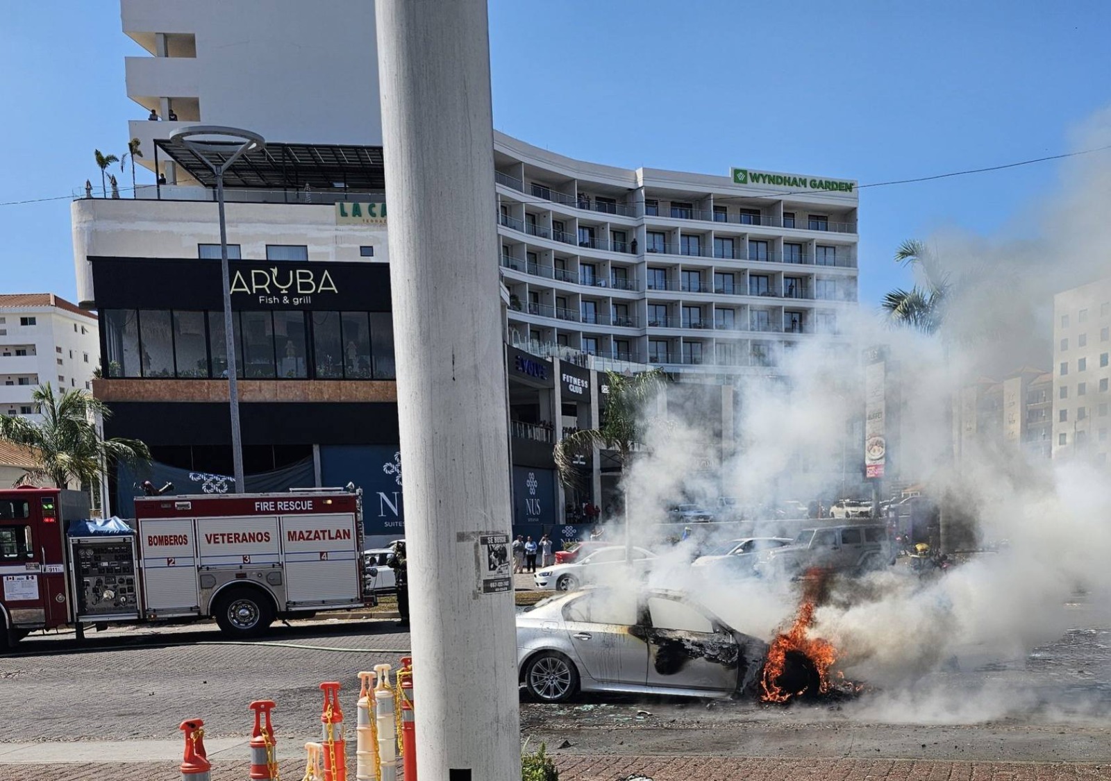 Arde auto en la Sábalo- Cerritos de Mazatlán