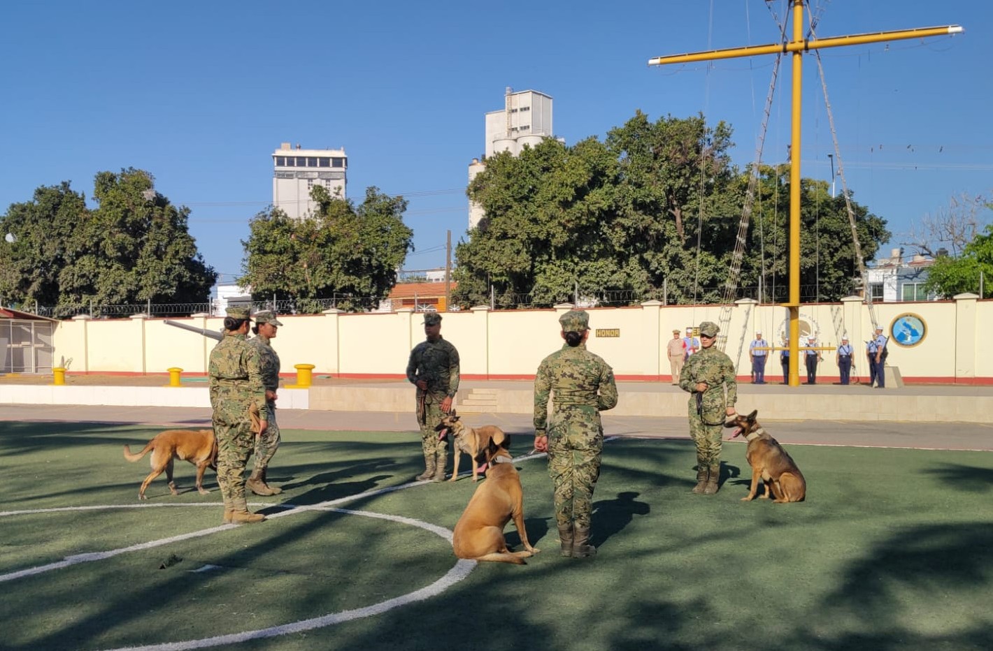 Ceremonia de retiro de perra entregando en búsqueda de narcóticos en Cuarta Zona Naval en Mazatlán