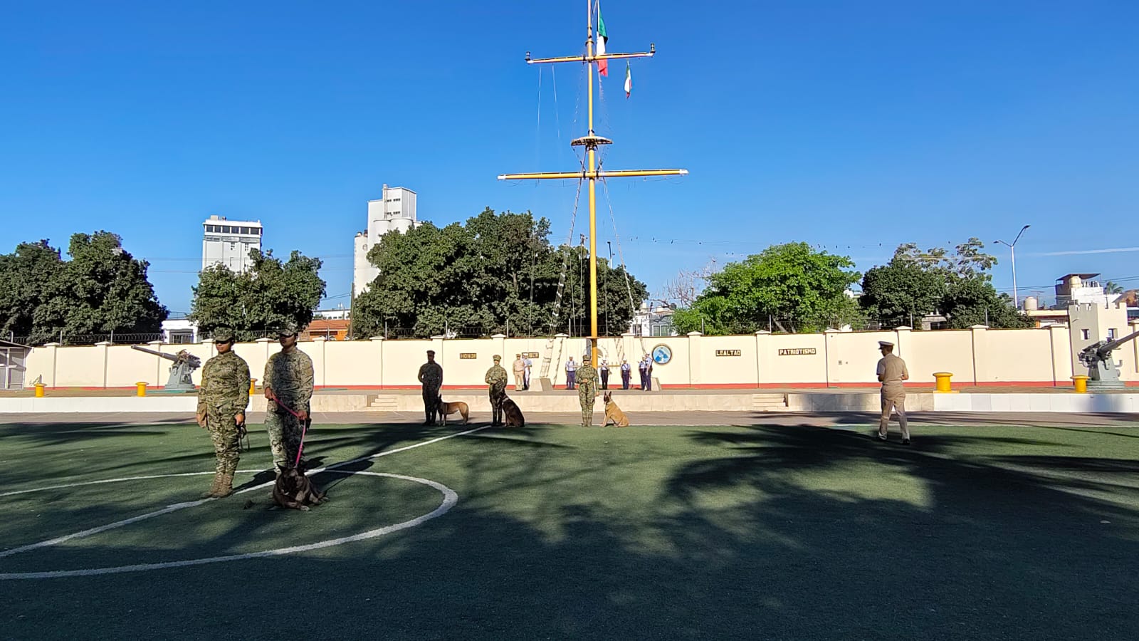 Ceremonia de retiro de perra entregando en búsqueda de narcóticos en Cuarta Zona Naval en Mazatlán