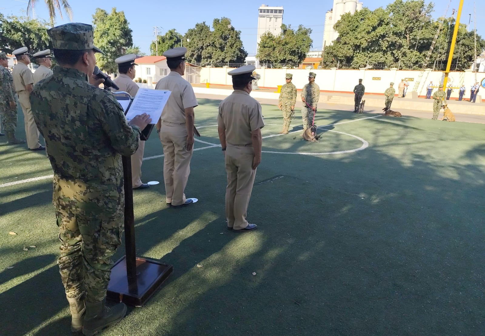 Ceremonia de retiro de perra entregando en búsqueda de narcóticos en Cuarta Zona Naval en Mazatlán