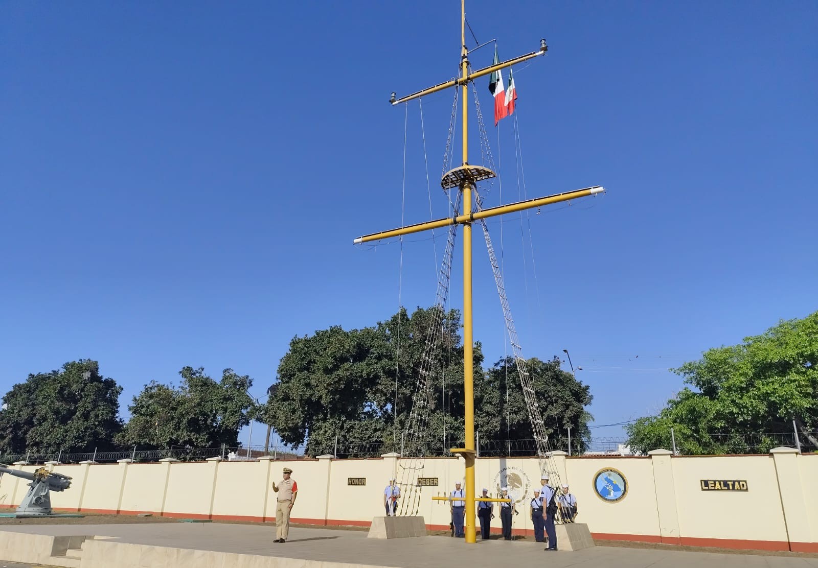 Ceremonia de retiro de perra entregando en búsqueda de narcóticos en Cuarta Zona Naval en Mazatlán