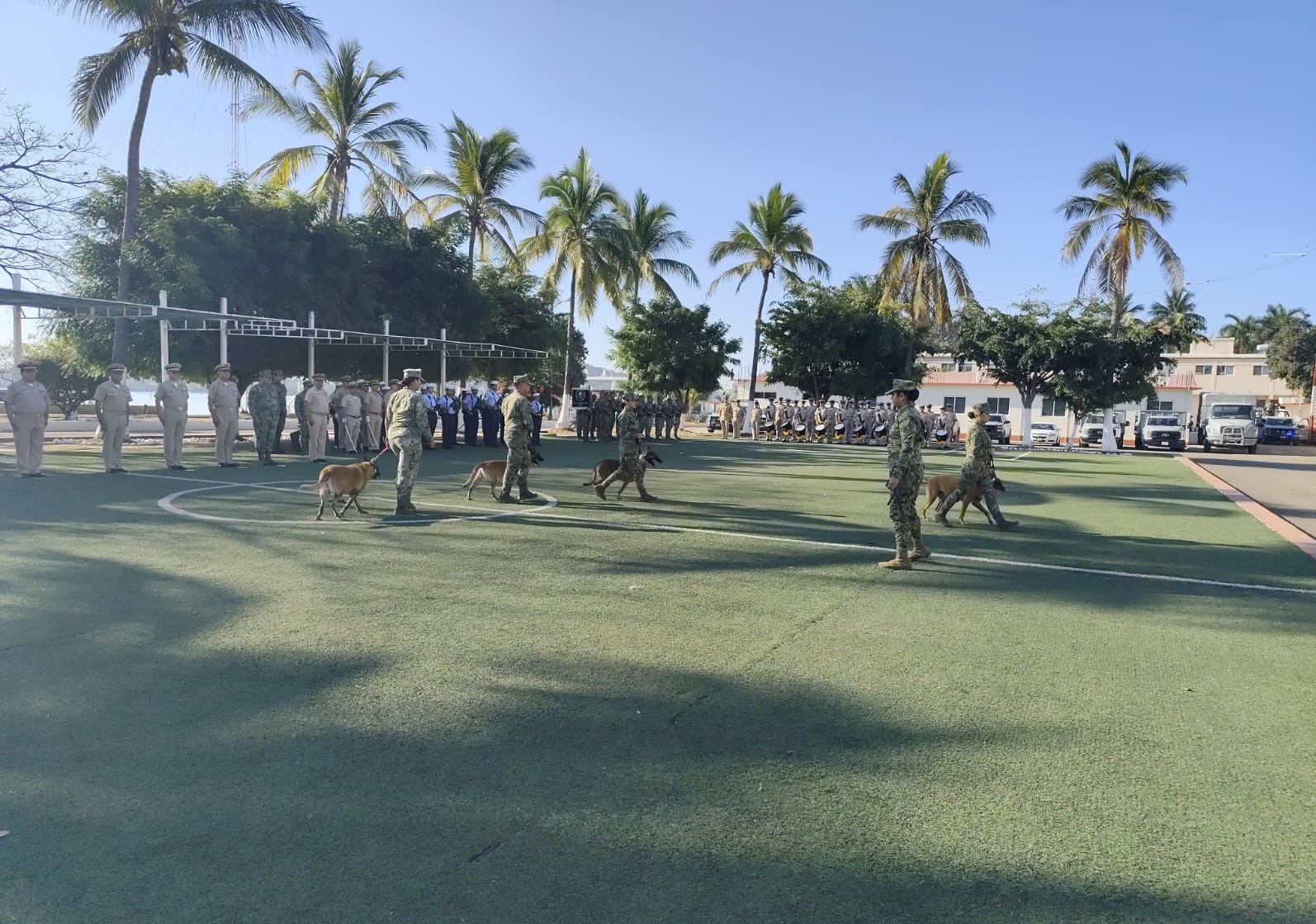 Ceremonia de retiro de perra entregando en búsqueda de narcóticos en Cuarta Zona Naval en Mazatlán