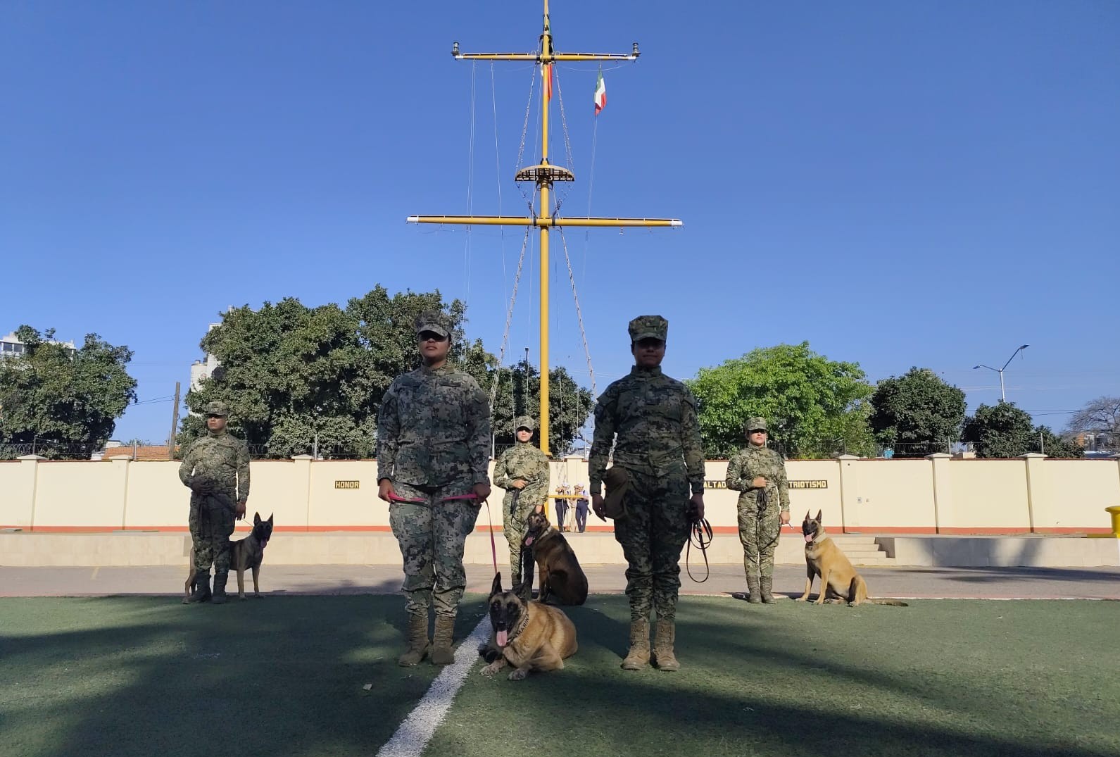 Ceremonia de retiro de perra entregando en búsqueda de narcóticos en Cuarta Zona Naval en Mazatlán