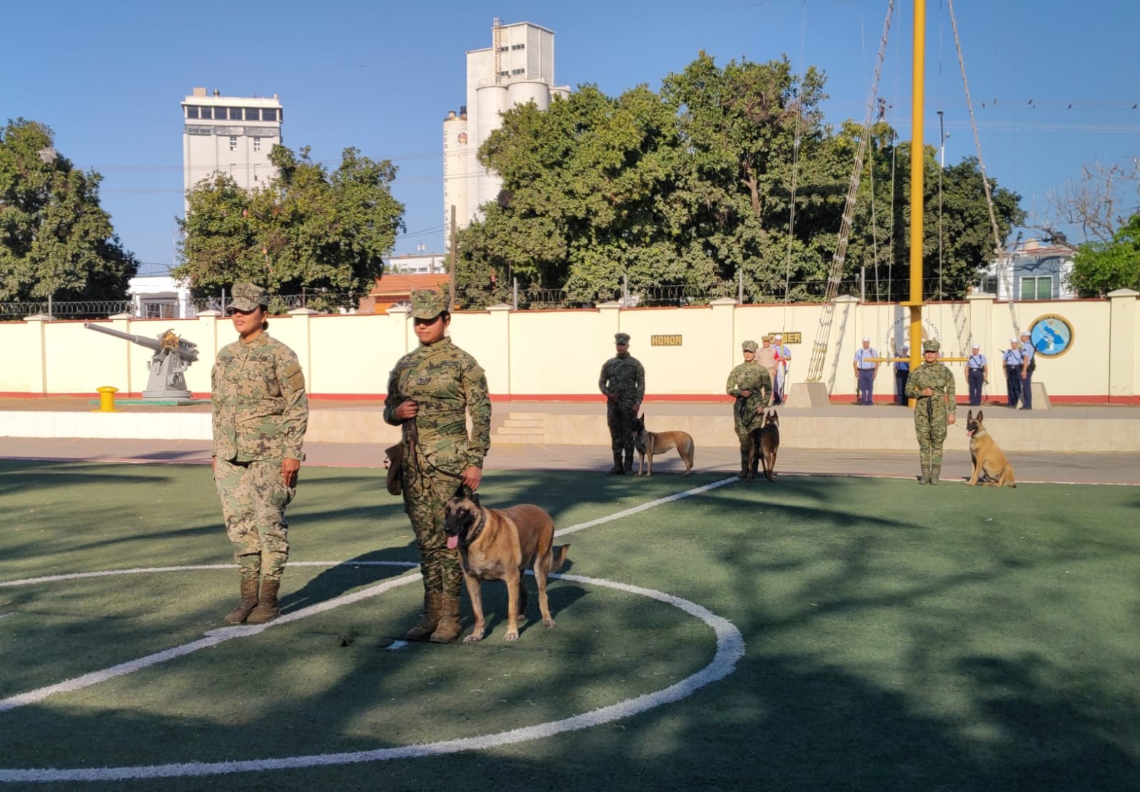 Ceremonia de retiro de perra entregando en búsqueda de narcóticos en Cuarta Zona Naval en Mazatlán