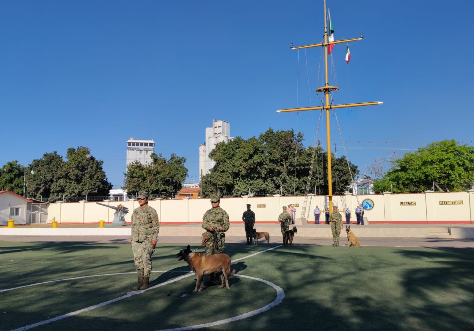 Ceremonia de retiro de perra entregando en búsqueda de narcóticos en Cuarta Zona Naval en Mazatlán