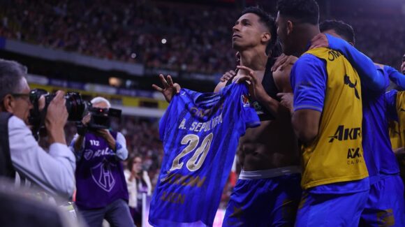 En noche de clásicos, Chivas y Tigres se llevan la victoria