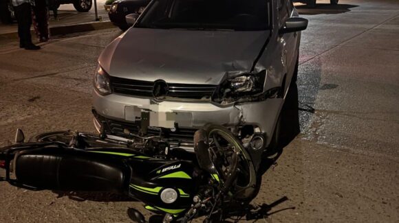 Choque entre automóvil y motocicleta deja dos lesionados en Tamazula, Guasave, Sinaloa