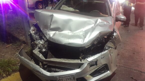 Conductor provoca accidente al circular en sentido contrario en Álamos Country de Los Mochis, Sinaloa