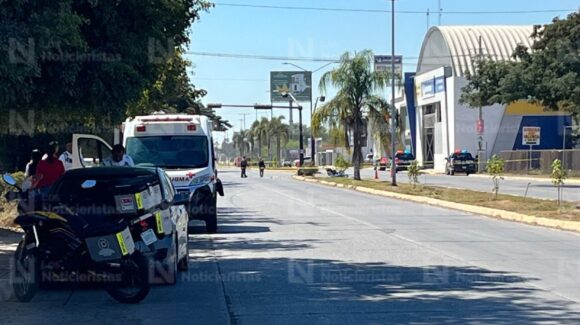 Motociclista muere y menor resulta lesionada tras choque con ambulancia de Cruz Roja en Guasave, Sinaloa