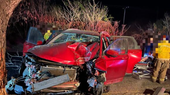 Cuatro lesionados deja choque de camioneta contra árbol en la México 15, cerca de La Urraca, Mazatlán, Sinaloa