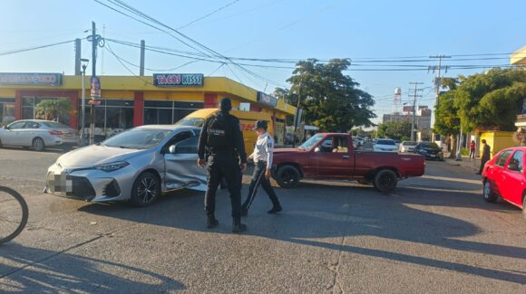 Choque entre automóvil y camioneta deja a una mujer lesionada en el Centro de Guasave, Sinaloa