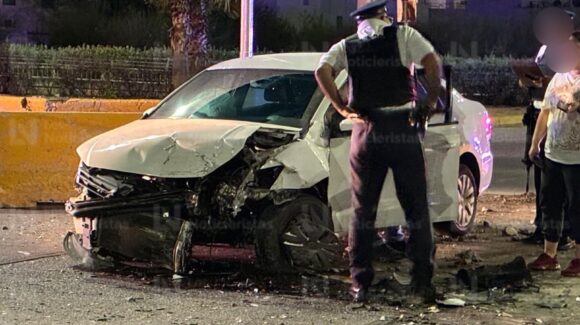 Automovilista se impacta de frente contra un muro de contención en el Desarrollo Urbano Tres Ríos de Culiacán, Sinaloa