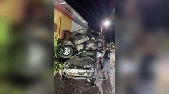 Madrugada accidentada en Villa Unión, Mazatlán, deja dos personas lesionadas y un vehículo volcado sobre otro
