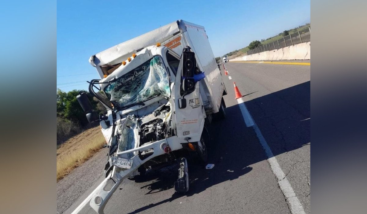 Choque entre camión de reparto y tráiler en la Mazatlán-Culiacán