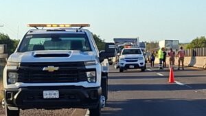 Choque entre camión de reparto y tráiler en la Mazatlán-Culiacán