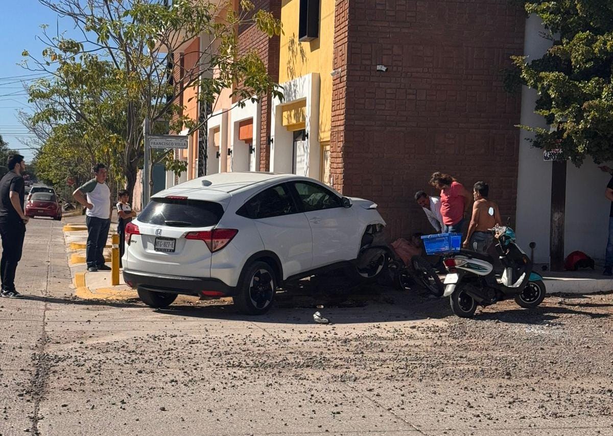 Choque entre camioneta y moto en Guamúchil., Sinaloa