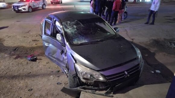 Accidente de motocicleta y vehículo deja dos heridos graves en Mazatlán, Sinaloa