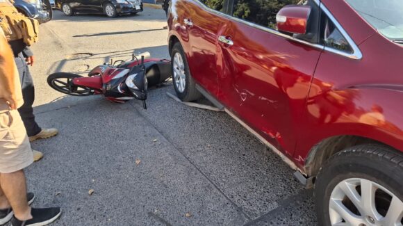 Choque entre camioneta y motocicleta deja dos personas lesionadas en Guasave, Sinaloa