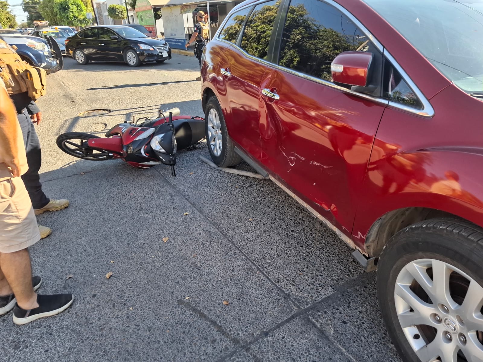 Choque entre camioneta y moto en Guasave, Sinaloa