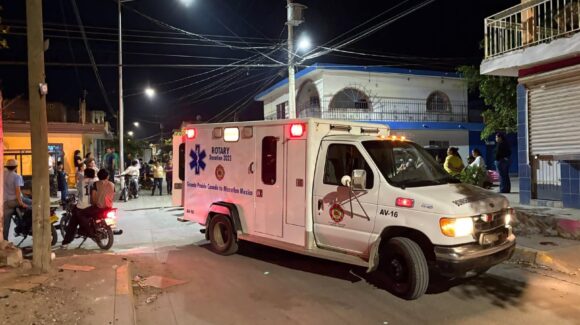 Choque entre motocicletas deja a un menor de 5 años y un adulto lesionados en Villa Unión, Sinaloa