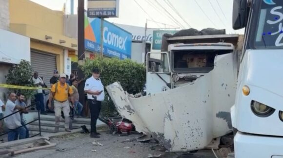 Tragedia en Urías de Mazatlán, Sinaloa: camión se queda sin frenos y provoca choque múltiple; muere motociclista