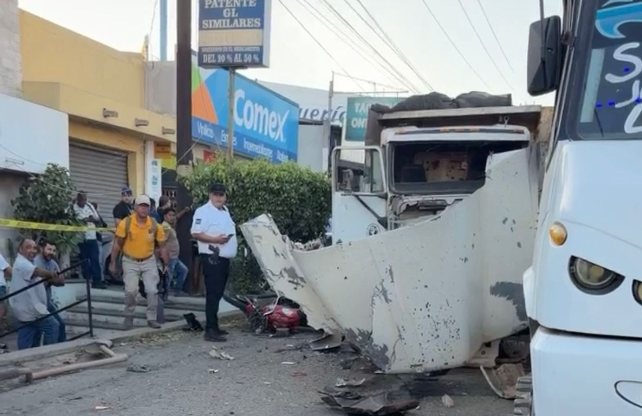 Choque múltiple en Mazatlán dejó a un motociclista sin vida