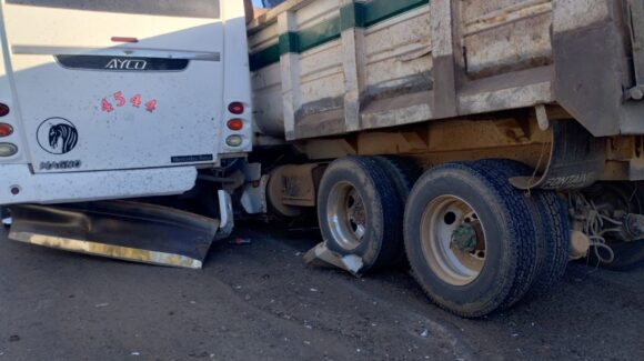 Resultan tres heridos tras choque mortal en Urías de Mazatlán, Sinaloa; activan operativo de emergencia en la México 15