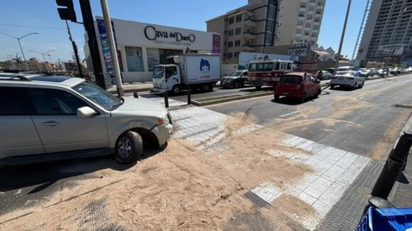 Cierre vial en el malecón de Mazatlán, Sinaloa por accidente entre dos vehículos