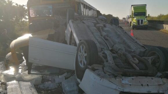 Choque entre camión de personal al campo y carro deja cinco lesionados por la México 15, en Ruiz Cortines, Guasave, Sinaloa
