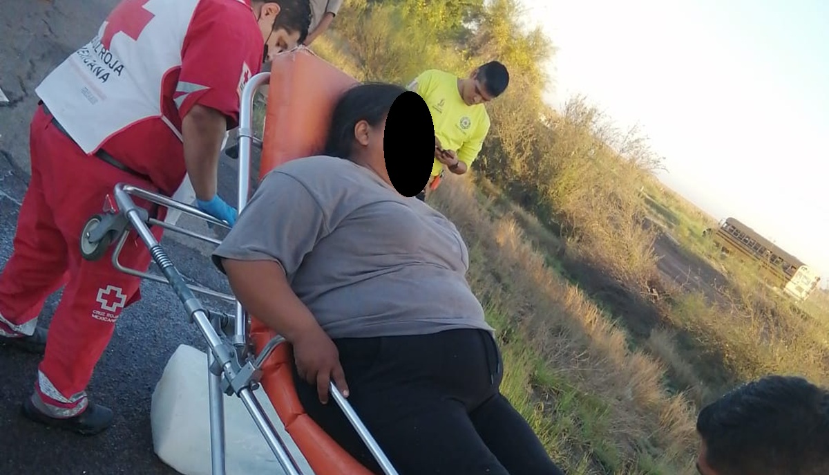 Cinco heridos deja fuerte choque entre camión de personal y vehículo en Ruiz Cortines, Guasave