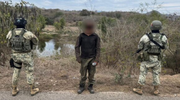 Dan golpe al crimen en Rosario, Sinaloa; militares aseguran arsenal, vehículo y capturan a civil con AK-47