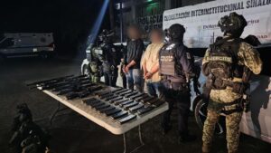 Civiles detenidos y armamento asegurado en Culiacán, Sinaloa
