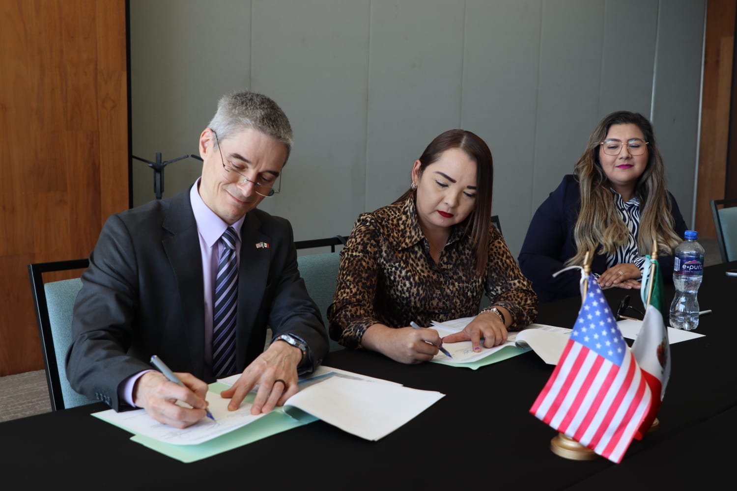 Claudia Zulema Sánchez Kondo firma convenios de capacitación con Estados Unidos