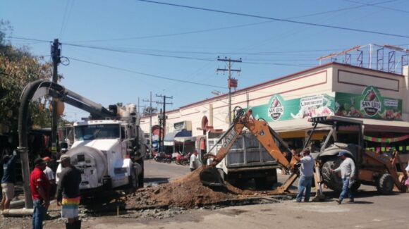 Colapsa drenaje en la colonia Juárez, de Mazatlán, Sinaloa y obliga a cierre total junto a mercado, con reparación urgente de Jumapam