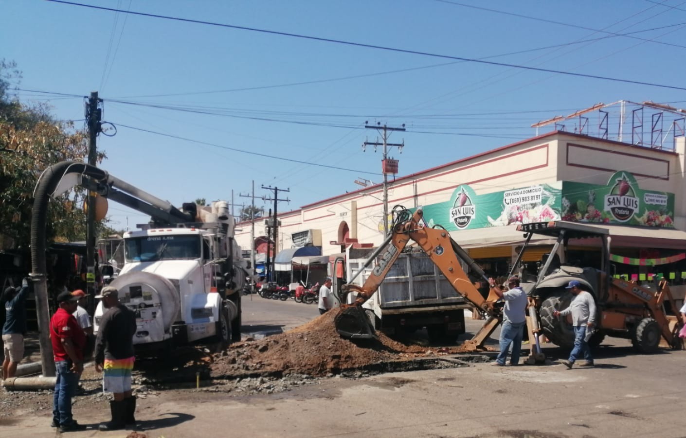 Colapsa drenaje en la colonia Juárez, de Mazatlán