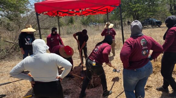 Rastreadoras localizan fosa clandestina con restos humanos en El Verde, Concordia, Sinaloa